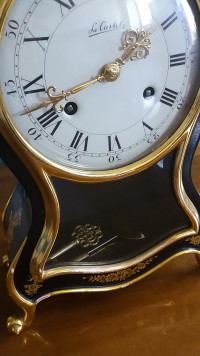 Livias Uhr (Pendeluhr, Pendule, Stand­uhr & Wand­uhr)